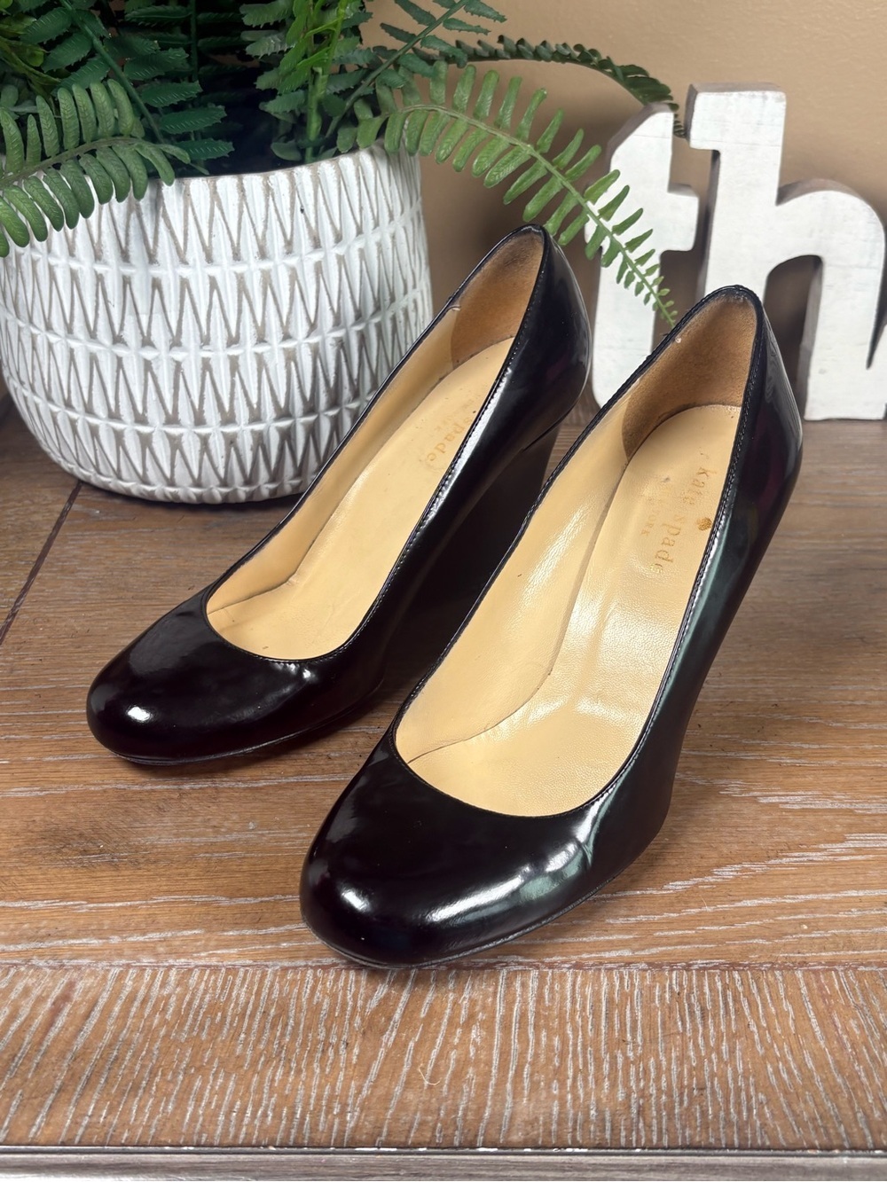 KATE SPADE NEW YORK AUTH $399
Women's Black Patent Leather Amory
Wedge Pump 5.5 - Picture 7 of 13